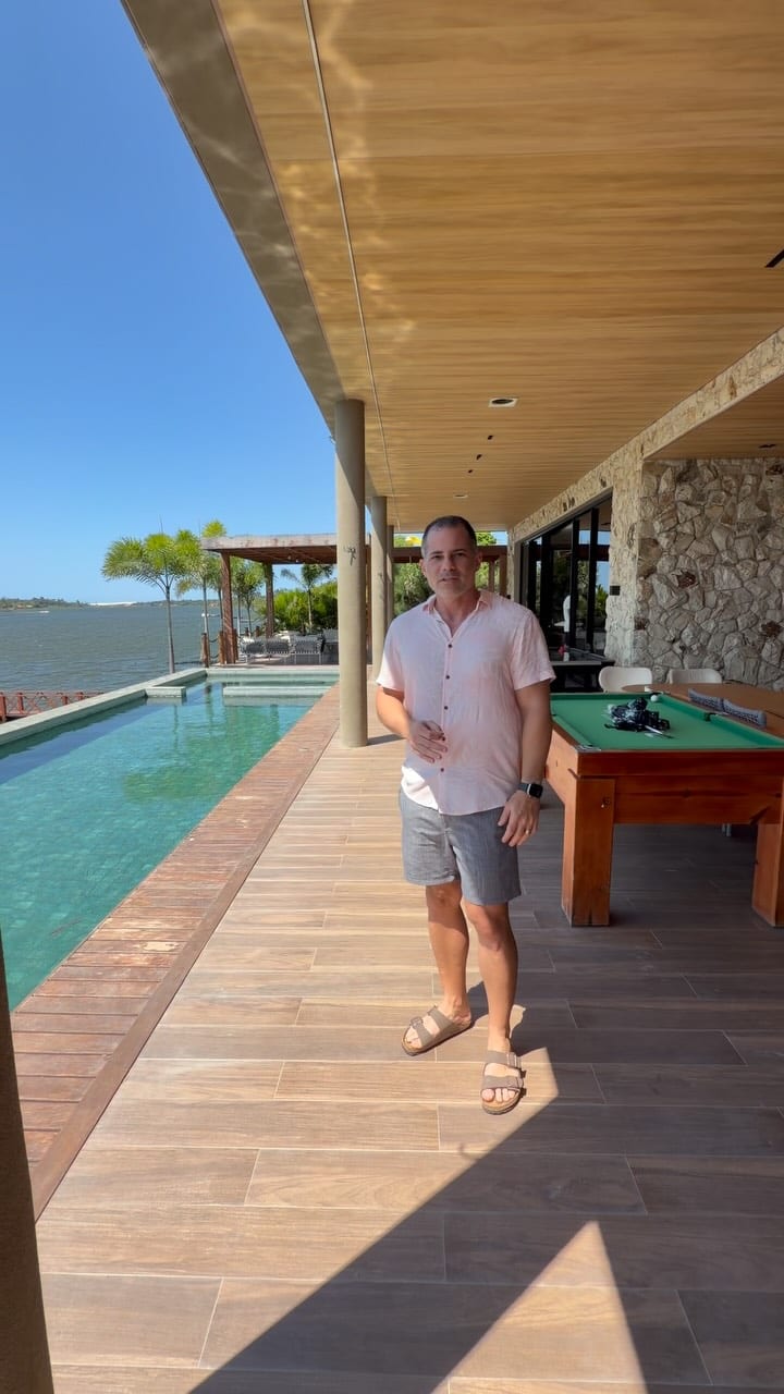 Leonardo Beleza em uma cobertura com piscina