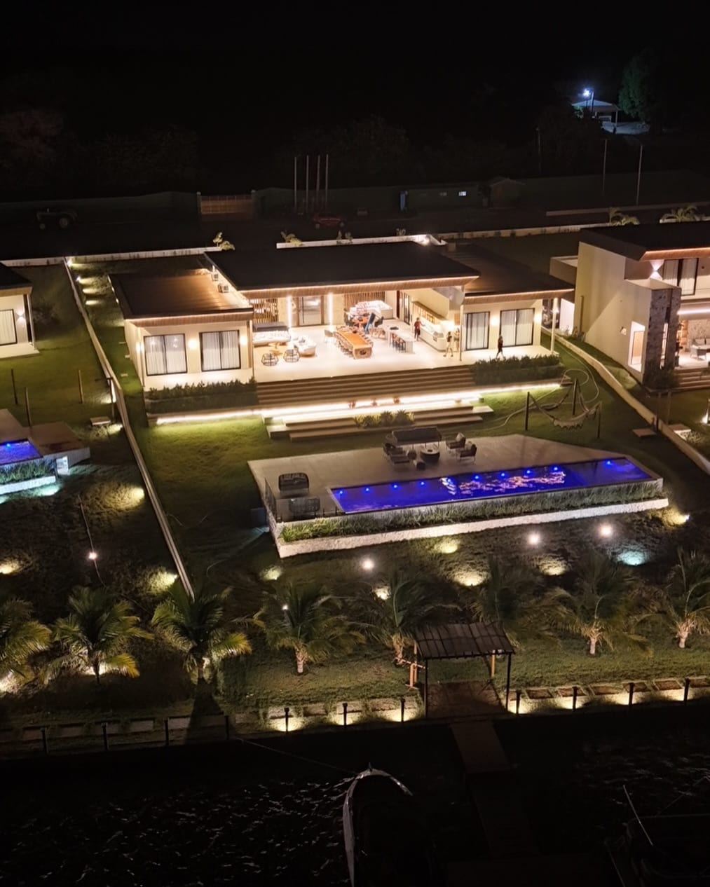 Casa iluminada à noite na Lagoa do Uruaú